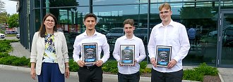 Drei ausgelernte Auszubildende verstärken künftig das Team in Nordhausen (Autohaus Peter)