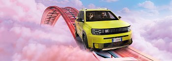 Gelber Fiat fährt auf einer surrealen, roten Achterbahn durch rosa Wolken; ein Mann und ein Panda sitzen im Auto. (FCA GERMANY GmbH)