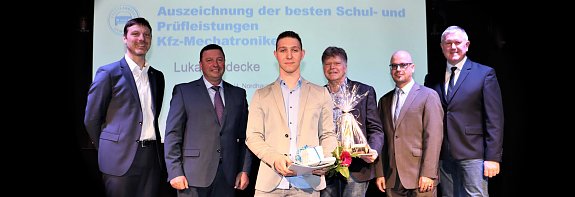 Vertreter der Kfz-Innung Ostth&uuml;ringen, der Kreishandwerkerschaft, Ausbildungsleiter Achit T&ouml;lle, Klassenleiter Ingolf Zupfer und Stefan Haase, Kfz-Innungs-Chef f&uuml;r Ostth&uuml;ringen, begl&uuml;ckw&uuml;nschten Lukas L&uuml;decke als Jahrgangsbesten (v.l.).