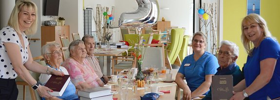 War das eine Freude! 50 dicke W&auml;lzer mit Biografien bekannter Nord- und Sondersh&auml;user Gr&ouml;&szlig;en waren das Geschenk des Autohauses Peter an die G&auml;ste der DRK-Tagespflege zum 2. Geburtstag der Einrichtung.
