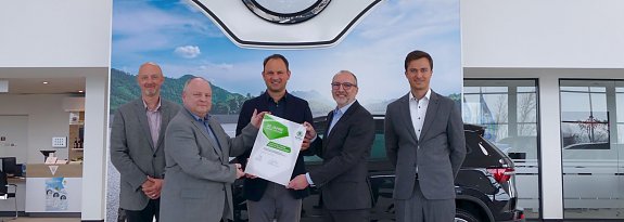 Henrik Rothe &uuml;berreicht die Ehrenurkunde f&uuml;r 30 Jahre �koda in Nordhausen an Andreas Peter und Torsten Wiesner. Im Bild rechts: Gebietsverkaufsleiter Patrick Best sowie Verkaufsberater Michael Pape (links).