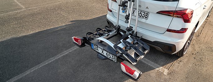 Fahrradtr&auml;ger AHK f&uuml;r 3 Fahrr&auml;der oder zwei E-Bikes, max. Zuladung 60 kg (max. 25 kg pro Fahrrad). Ein Abschlie&szlig;en der Fahrr&auml;der am Tr&auml;ger und des Tr&auml;gers am Fahrzeug ist m&ouml;glich. Freier Zugang zum Kofferraum durch Kippmechanismus. 