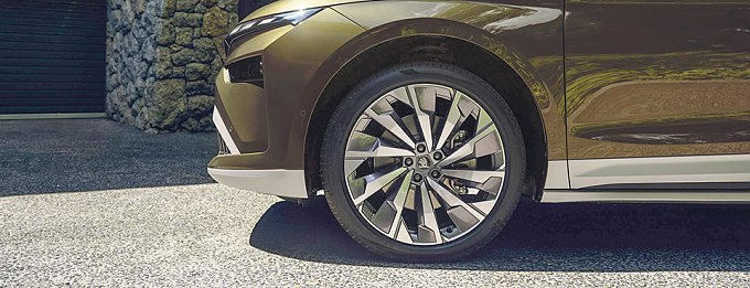 Detailansicht von Auto, nur das Vorderrad ist zusehen.