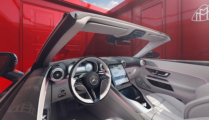 Interieur vom Maybach SL680 mit wei&szlig;en Ledersitzen und wei&szlig;em Polster 