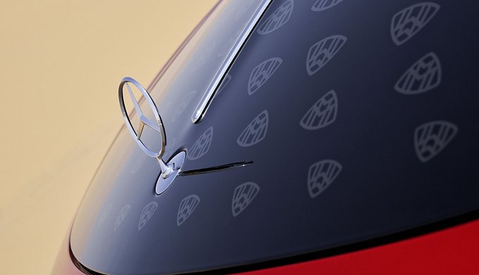 Detailaufnahme vom Mercedes-Benz Stern mit dem Maybach Pattern auf der Motorhaub