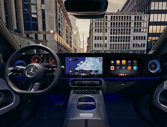 Das Bild zeigt das Interieur des neuen Mercedes-Benz CLA Shooting Brake. Moderne Geb&auml;ude umgeben die Szene, das Licht wirkt weich und fr&uuml;hmorgendlich. 