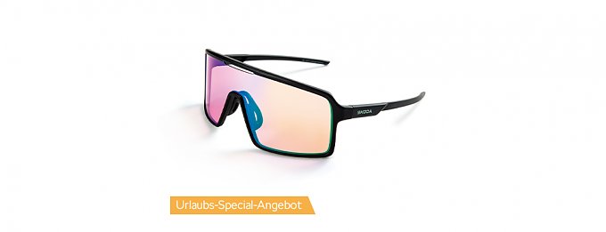 Sportliche Sonnenbrille mit verspiegelten Gl&auml;sern vor grauem Hintergrund, Urlaubs-Special-Angebot.